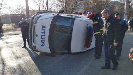 O mașină de poliție, răsturnată într-un accident, în București! O polițistă a fost rănită – FOTO