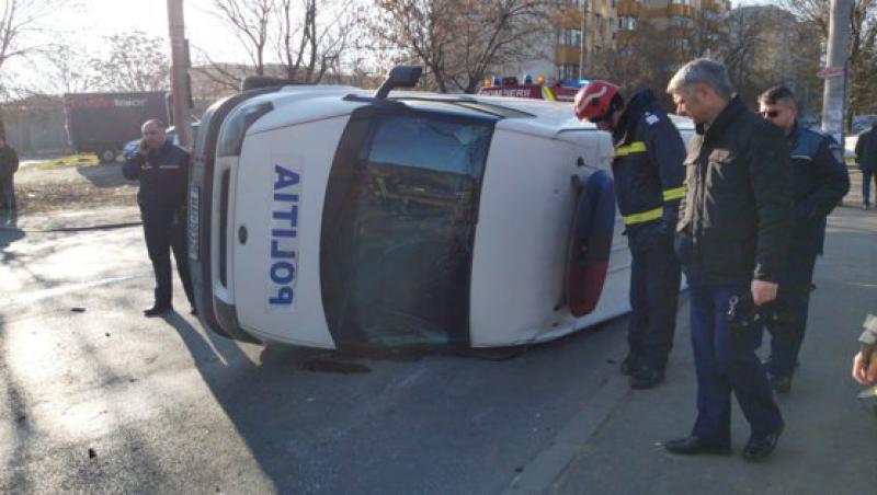 Autospecială a Poliţiei, răsturnată după un accident în București.