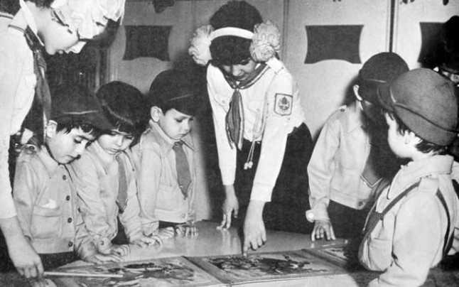 Vi le mai amintiți? 25 de reguli ale elevului comunist. Ce le cerea Ceaușescu &icirc;n anii 60' școlarilor: "să fie cinstiți, drepți și curajoși"