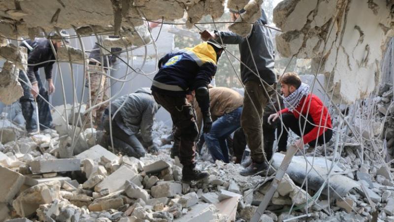 Salvatori, la un loc bombardat din Siria.