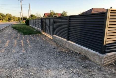 Atenție, români! Un bărbat a primit 50 de mii de lei amendă pentru un gard construit ilegal