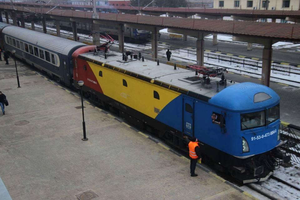 &rdquo;Trenul Unirii&rdquo;, cu o locomotivă vopsită &icirc;n culorile tricolorului, face astăzi legătura simbolică &icirc;ntre Bucureşti şi Iaşi