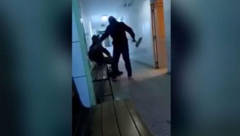 Incident halucinant la Spitalul de Urgență Reșița. Om al străzii, bătut și alungat în frig de trei angajați