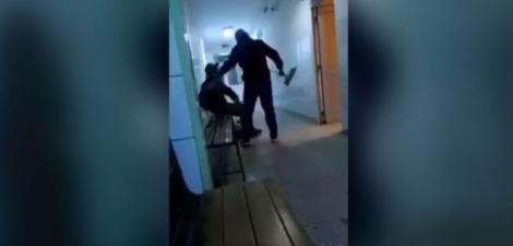 Incident halucinant la Spitalul de Urgență Reșița. Om al străzii, bătut și alungat în frig de trei angajați