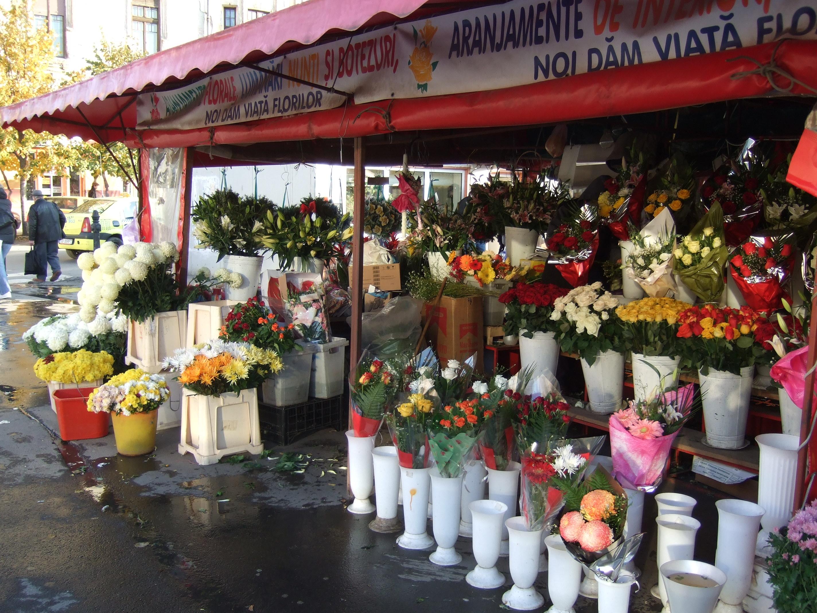 A fost bătaie &icirc;ntre florari. S-a aruncat cu flori și vaze, &icirc;n centrul vechi