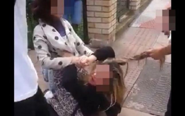 Bătaie &icirc;ntre eleve, la un liceu din Botoșani! Și-au &icirc;mpărțit pumni și palme! Imagini tulburătoare! FOTO