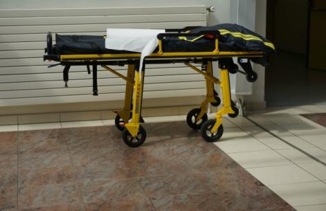 Pacient bătul cu mătura,  de un brancardier, pe holurile unui spital