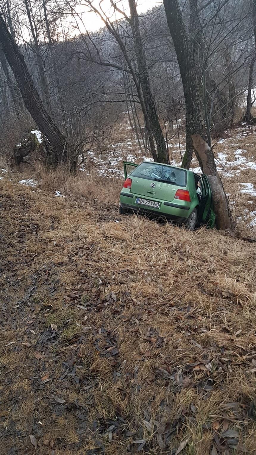 Accident cumplit &icirc;n Mureș! A intervenit un elicopter SMURD! O femeie și două adolescente, rănite după ce au intrat cu maşina &icirc;ntr-un copac - FOTO