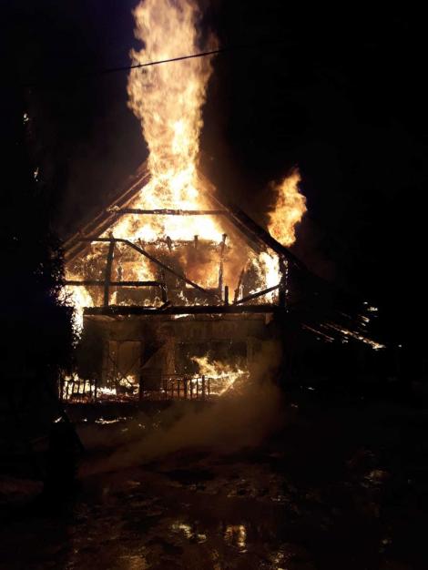Cabană turistică distrusă de un incendiu. Zece persoane au reuşit să iasă din construcţia cuprinsă de flăcări - FOTO, VIDEO