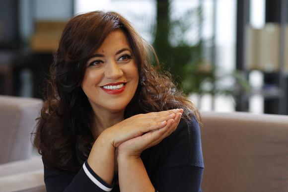 Mirela Retegan, păcălită să dea 87.000 de euro pe internet. Escrocul s-a dat drept părintele Constantin Necula