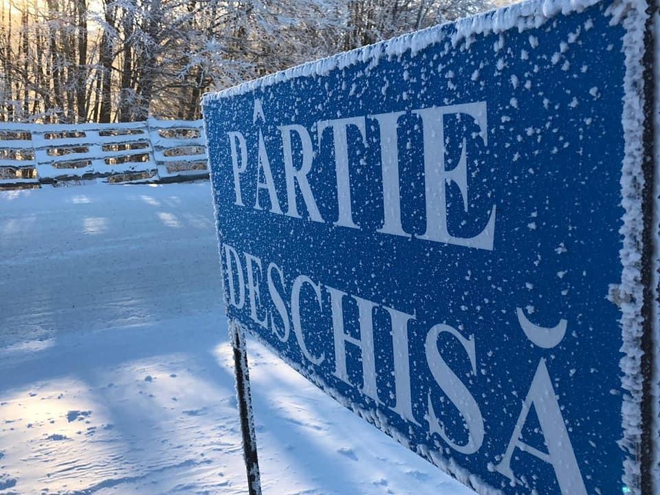 Tragedie &icirc;n Predeal! Doi adolescenţi au furat un snowmobil şi s-au răsturnat cu el. Unul a murit la spital