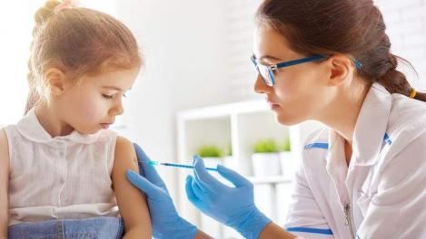 Vaccinarea copiilor ar putea deveni obligatorie în România din februarie! Amendă uriașă și alte consecințe grave pentru părinții care se opun!