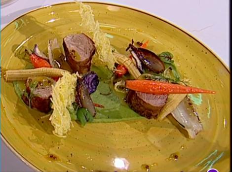 Mușchiuleț de porc cu sos de muștar și piure de mazăre cu legume caramelizate - Rețeta lu Chef Munti