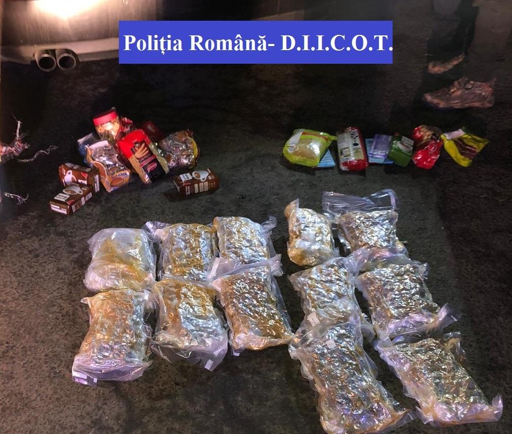 Bistriţa-Năsăud: O femeie şi un bărbat, cercetaţi pentru trafic de droguri, după ce au fost prinşi c&acirc;nd transportau cu maşina şase kilograme de cannabis
