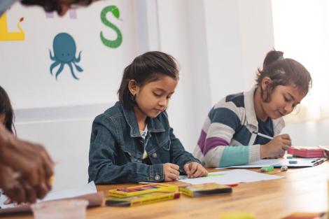 Premieră în învățământul românesc: Părinții vor putea participa la ore cu propriii copii doar cu o anumită condiție