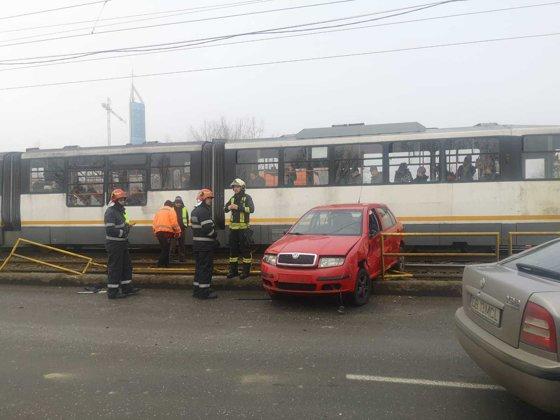 Circulația tramvaielor pe linia 41, blocată de o mașină! FOTO