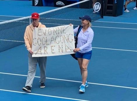 John McEnroe şi Martina Navratilova au intrat cu un banner pe Margaret Court Arena, cerând schimbarea numeului stadionului. Organizatorii nu au fost încântaţi