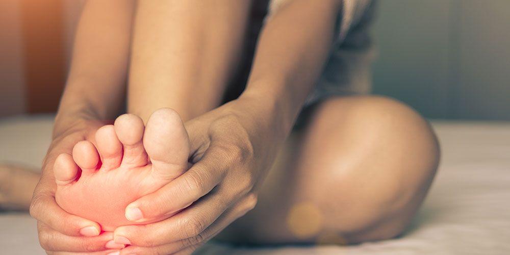 O simplă durere de picioare poate anunța că viața ta este în pericol! Ce boală poți avea