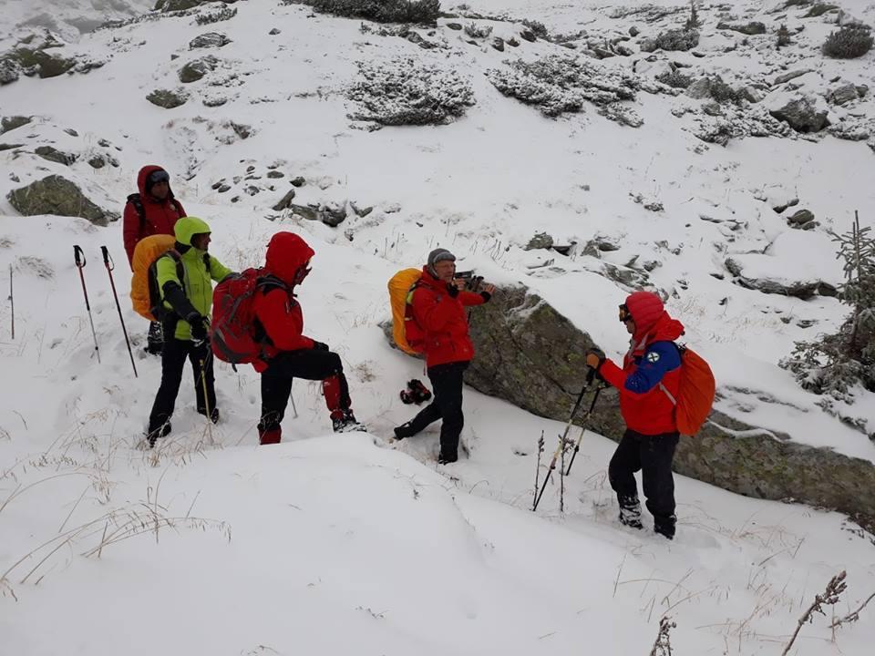 O femeie a sunat la Salvamont pentru a fi ajutată să-şi recupereze telefonul mobil / Salvamontişti: Dacă derapaţi cu maşina, dar nu sunteţi răniţi, dacă pierdeţi telefonul, dacă &rdquo;pică netul la cabană&rdquo;, nu apelaţi Salvamont