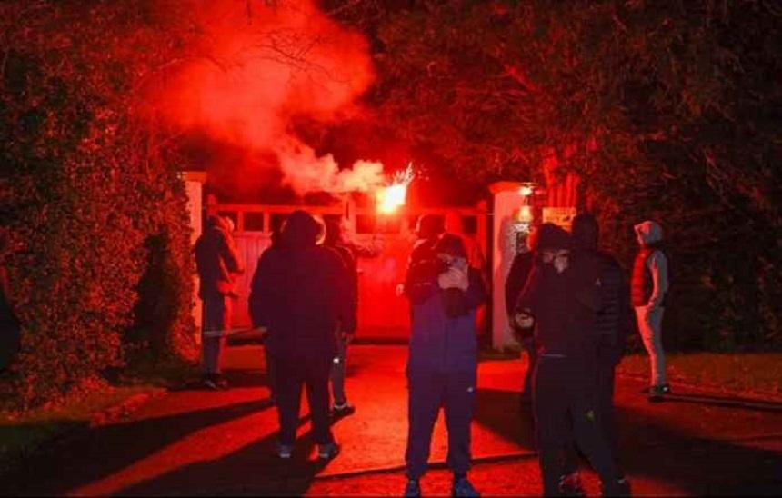 Fani ai echipei Manchester United au atacat cu torţe casa vicepreşedintelui Woodward