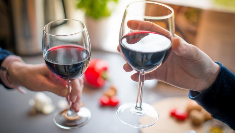 Ai nevoie de motive in plus pentru a iubi vinul rosu? Acesta are beneficii asupra sanatatii tale!
