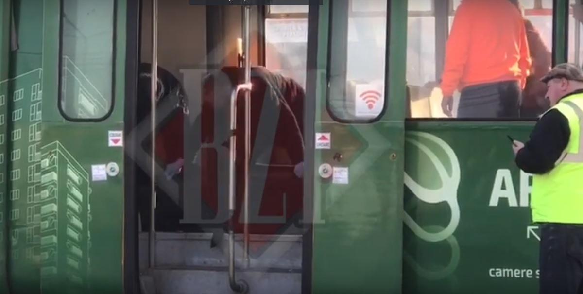 S-a urcat &icirc;n tramvai și a murit! Ceilalți călători au fost &icirc;ngroziți! Imagini tulburătoare! - VIDEO