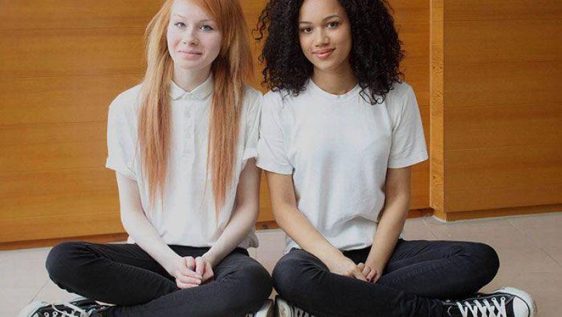 Una albă, alta neagră! Așa arată două surori...gemene