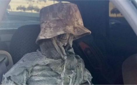 Cu scheletele la plimbare. E pe bune! Un șofer a plecat la drum &icirc;mpreună cu "vertebratul" &icirc;mbrăcat fashion, dar poliția l-a prins