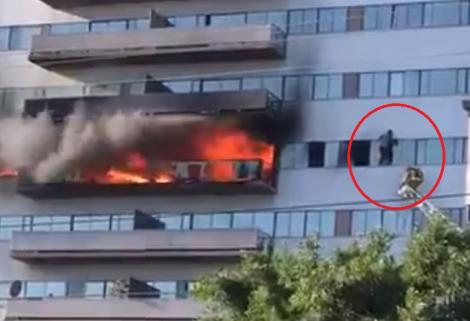 Imagini dramatice cu un bloc mistuit de flăcări! Oameni filmați când se aruncă de la etajul șase | VIDEO