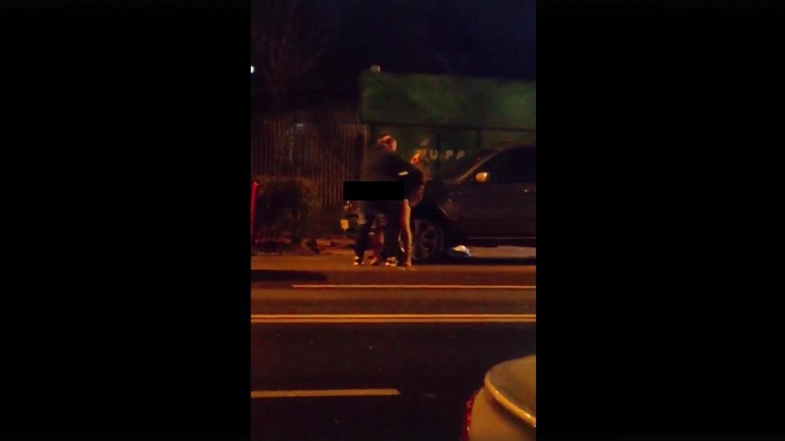 Un taximetrist cu pantalonii &icirc;n vine, violență extremă pe stradă, &icirc;n București! A snopit &icirc;n bătaie un bărbat! Atenție, imagini tulburătoare! VIDEO