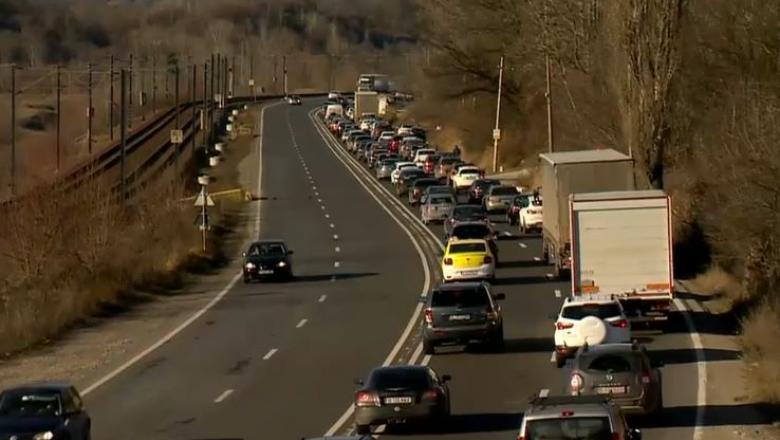 Blocaj record pe Valea Prahovei. Mașinile au format o coadă de 43 de kilometri. &bdquo;Am făcut aproape cinci ore&rdquo;