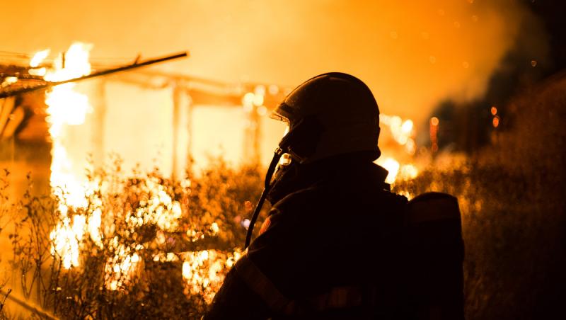 Selfie cu casa în flăcări! Gestul șocant al pompierilor a stârnit furia localnicilor