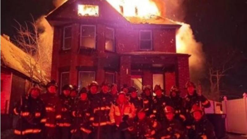 Selfie cu casa în flăcări! Gestul șocant al pompierilor a stârnit furia localnicilor