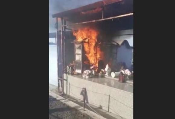 Clipe de groază pentru familia Denisei Răducu! Morm&acirc;ntul artistei a fost cuprins de flăcări