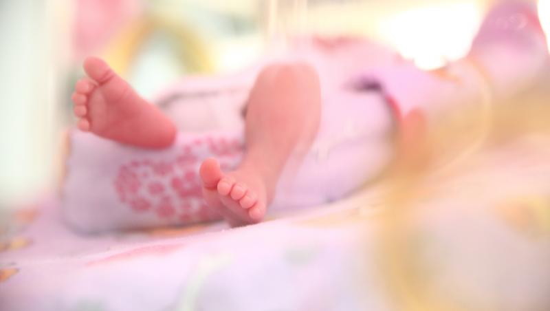 Naștere cu peripeții în noaptea dintre ani! Un bebeluș a venit pe lume în parcarea unei biserici