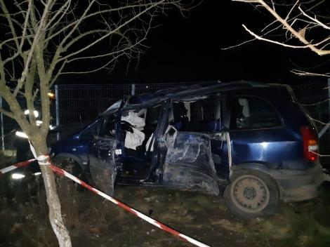O femeie a murit, iar un bărbat şi trei copii au fost răniţi după ce maşina în care se aflau a ieşit de pe şosea şi s-a lovit de un copac; şoferul era băut