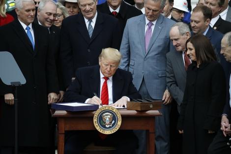 Donald Trump a semnat la Casa Albă noul acord comercial dintre SUA, Canada şi Mexic, în prezenţa a 400 de invitaţi