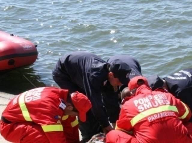 Două autoturisme, căzute &icirc;n r&acirc;ul Olt, pompierii le caută. Unul dintre șoferi e de negăsit