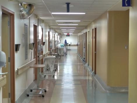 O femeie diagnosticată cu gripă pe baza testului rapid a murit la Spitalul din Sibiu/ Alţi trei pacienţi cu infecţii respiratorii sunt internaţi la Terapie Intensivă