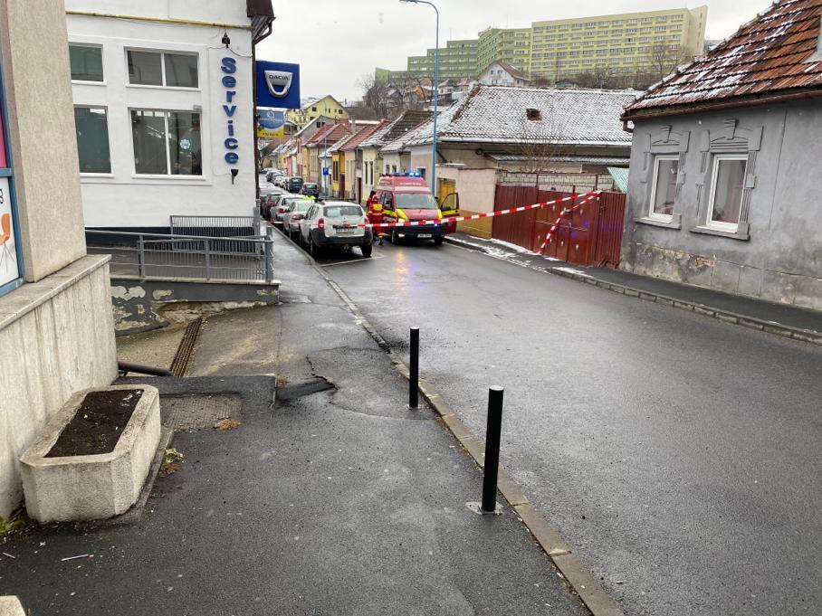 Explozie sub carosabil, pe o stradă din Braşov, cu degajări mari de fum şi miros &icirc;nţepător