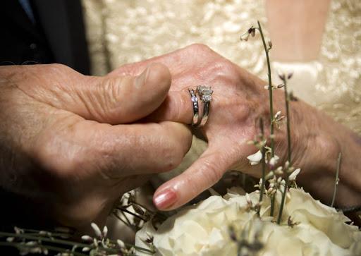 Cea mai bătr&acirc;nă mireasă din lume s-a căsătorit la 102 ANI cu un bărbat cu 18 ani mai t&acirc;năr! Cum l-a cucerit pe mire. &bdquo;M-a fermecat!&rdquo;