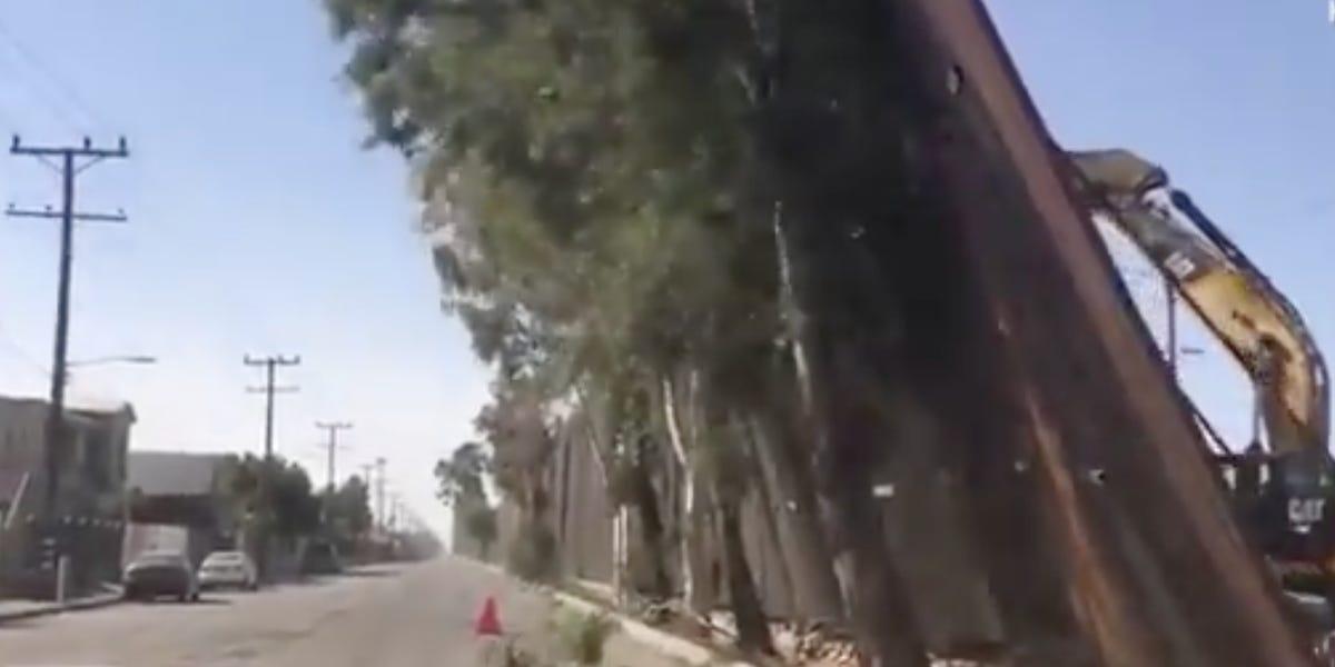 Momentul &icirc;n care zidul lui Donald Trump dintre SUA și Mexic a fost dobor&acirc;t de v&acirc;nt. Panourile &icirc;nalte de nouă metri au căzut peste copaci