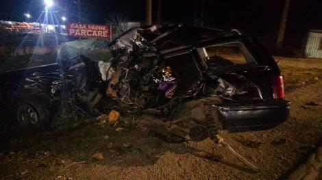 Buzău: Doi soţi din Brăila au murit, după ce maşina în care se aflau a fost lovită de un autocar