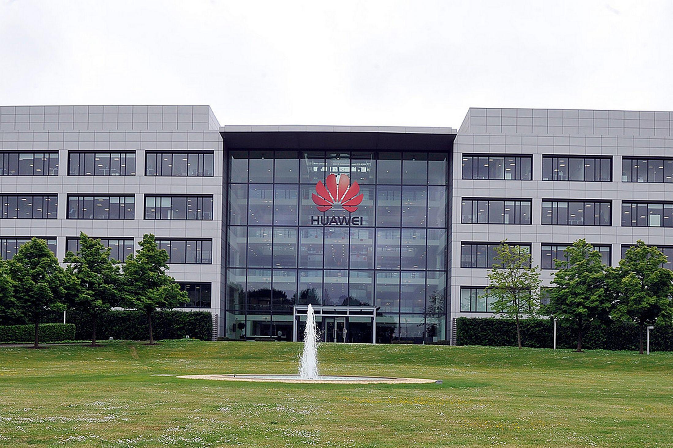 Huawei a v&acirc;ndut mai multe telefoane dec&acirc;t Apple &icirc;n 2019