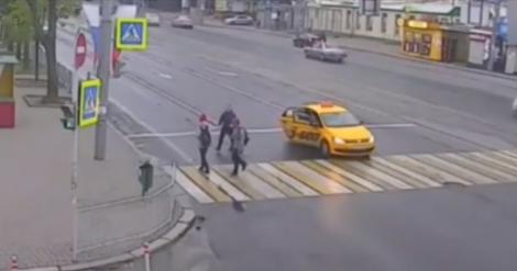 Bătaie pe o trecere de pietoni! O femeie a fost lovită în față de un bărbat! Atenție, imagini ce vă pot afecta emoțional! VIDEO