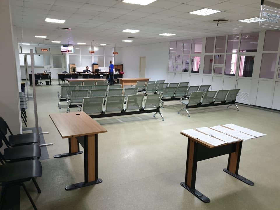 Violeta Alexandru arată, &icirc;n c&acirc;teva fotografii, cum au fost reamenajate zonele de lucru cu publicul de la casele de pensii din Bucureşti: Fără ziduri. Masă la care se aşează at&acirc;t pensionarul c&acirc;t şi funcţionarul. De la egal la egal - FOTO