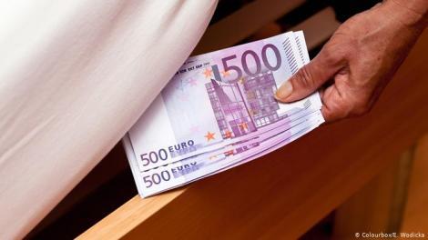 Jaf în Bacău. Doi tineri au furat 10.000 de euro de sub salteaua unui bărbat
