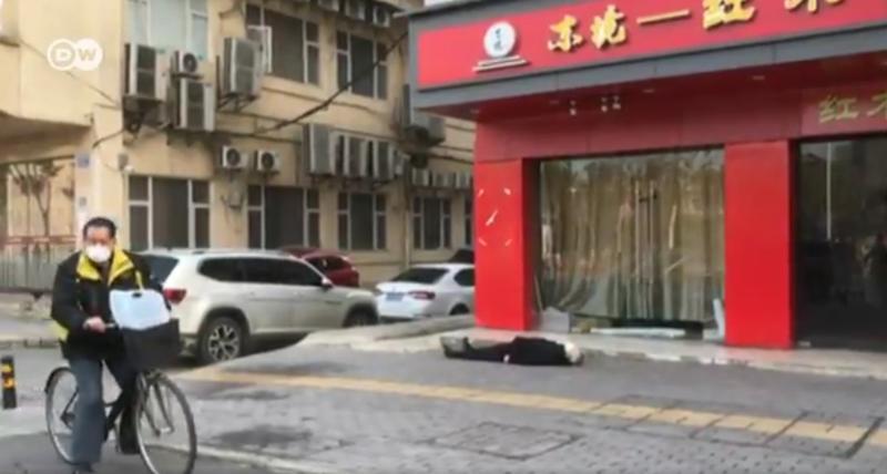 Imagini apocaliptice &icirc;n Wuhan, orașul din care a pornit coronavirusul. Trupul unui bărbat mort a zăcut ore &icirc;n șir pe un trotuar&nbsp;