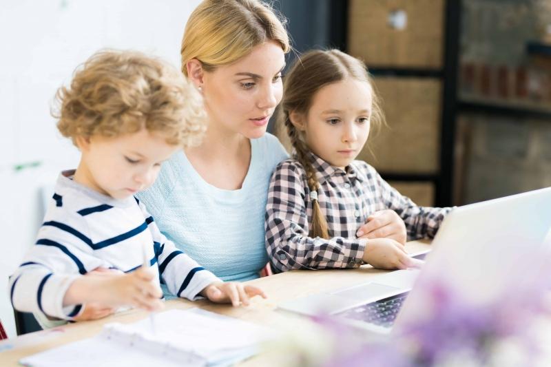 E oficial, angajații care au copii mici vor beneficia de program flexibil. De c&acirc;nd se va aplica legea&nbsp;