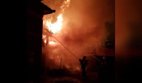 Incendiu puternic în Botoșani! Un bărbat a fost carbonizat de flăcările unui incendiu chiar în propria locuință - FOTO